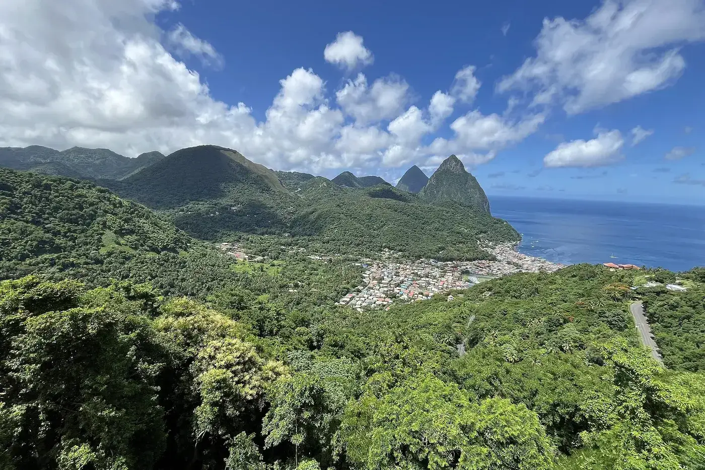 A cidade de Soufrière e os Pitons na costa oeste de Santa Lúcia