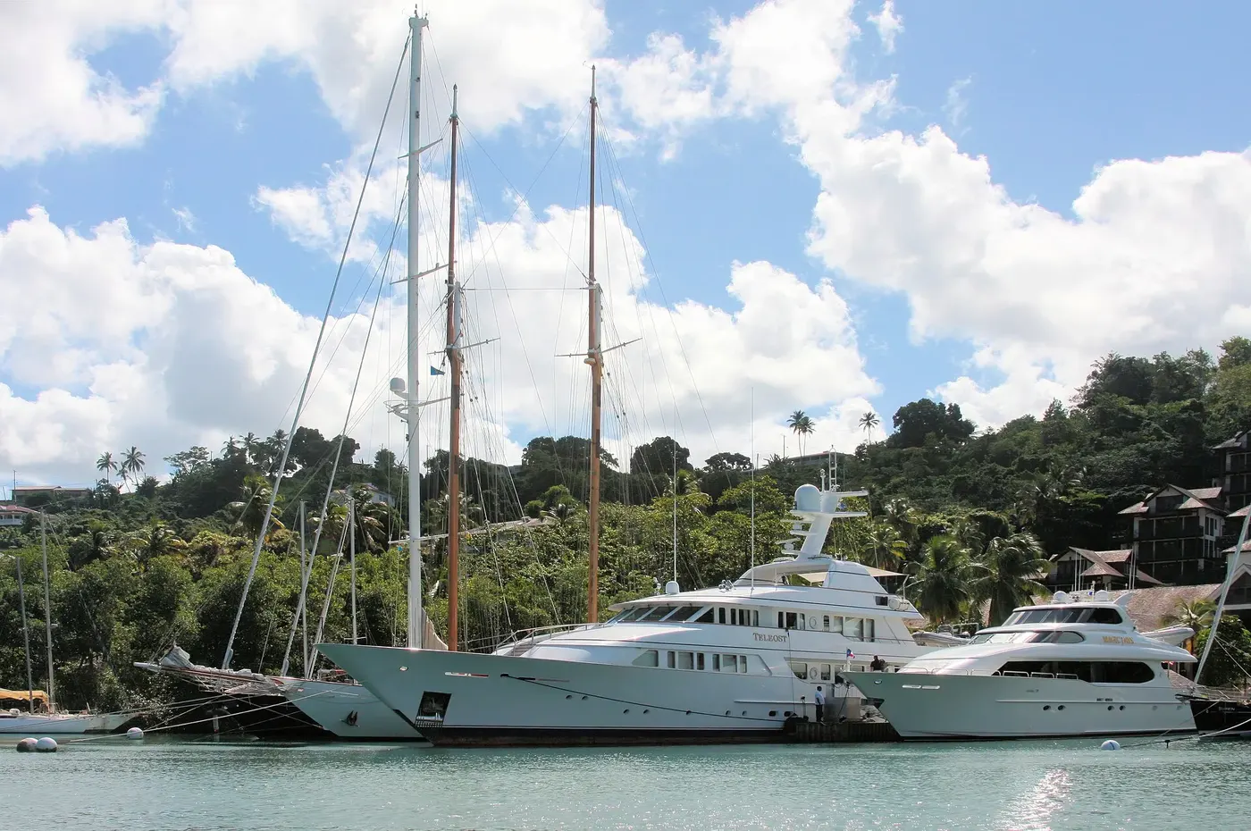 Iates ancorados em Marigot Bay, Santa Lúcia