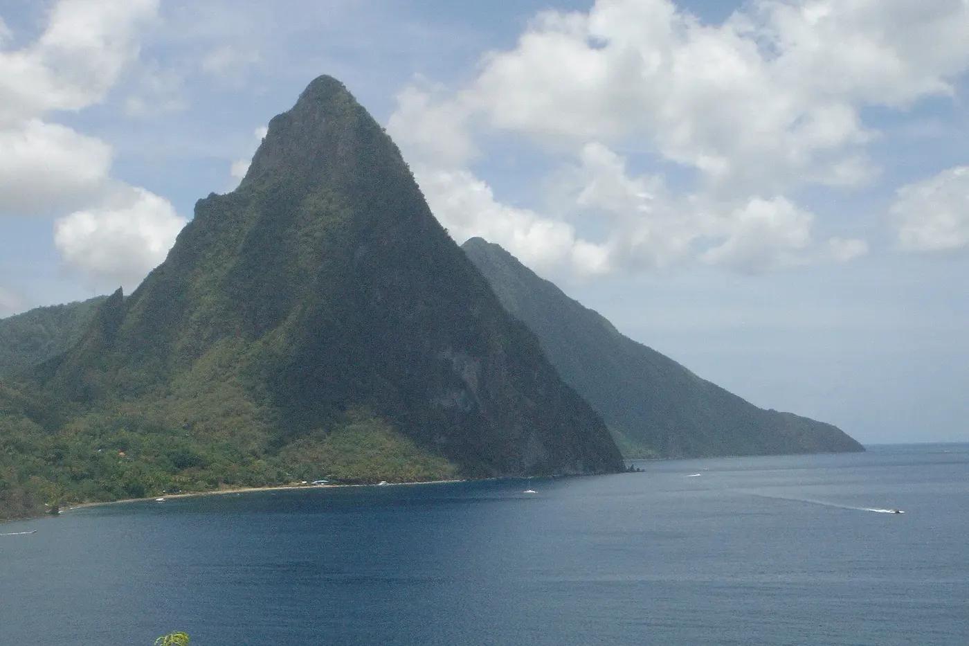 Os Pitons erguendo-se do mar em Soufrière, Santa Lúcia