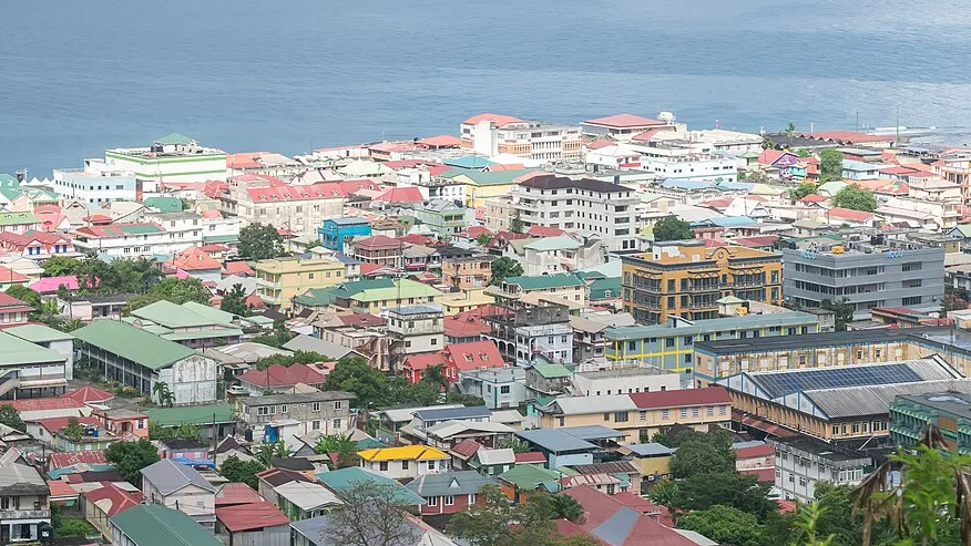 Telhados de Roseau, a capital de Dominica, vistos das colinas acima da cidade