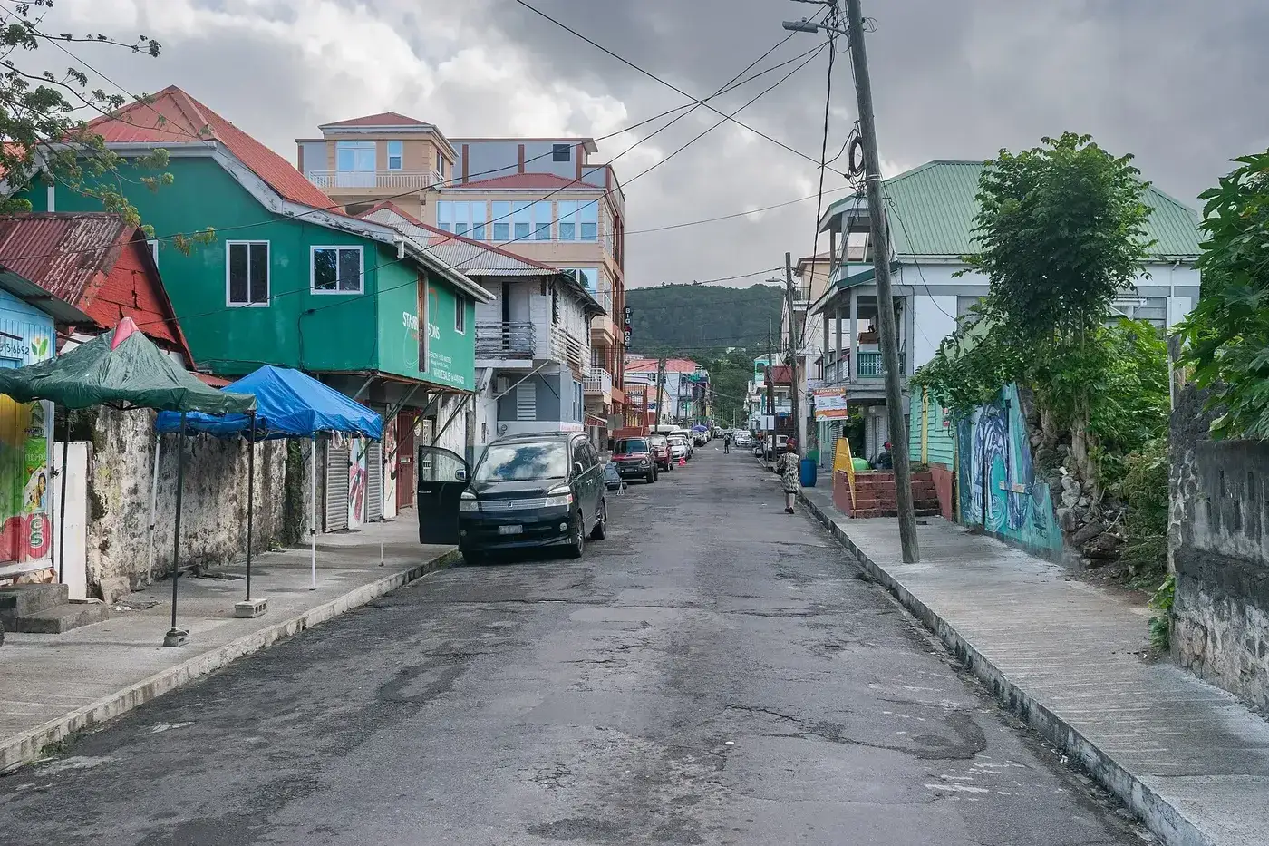 Edifícios de madeira coloridos na Hillsborough Street, em Roseau