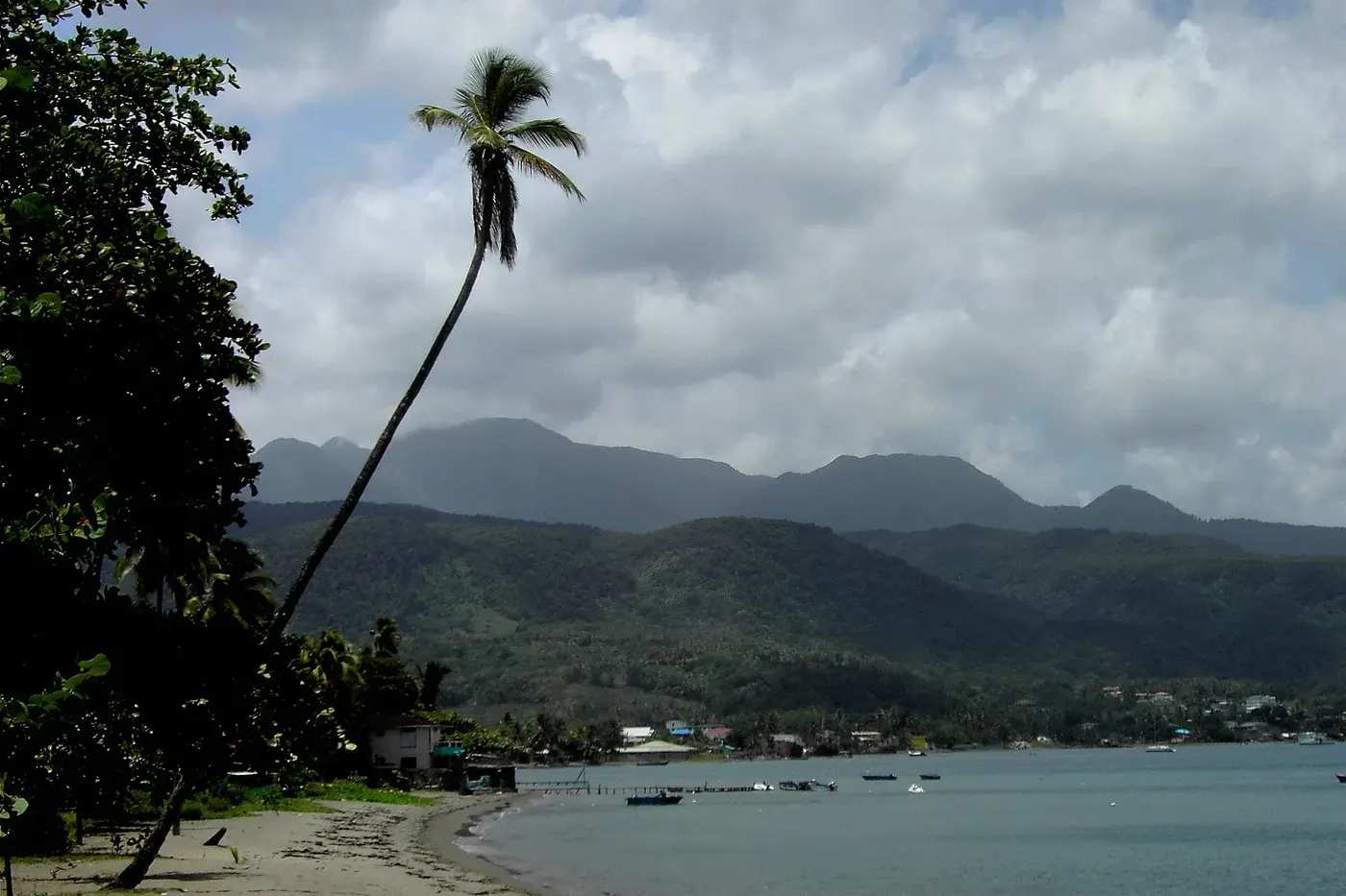 A baía de Prince Rupert e a cidade de Portsmouth, em Dominica, com montanhas ao fundo