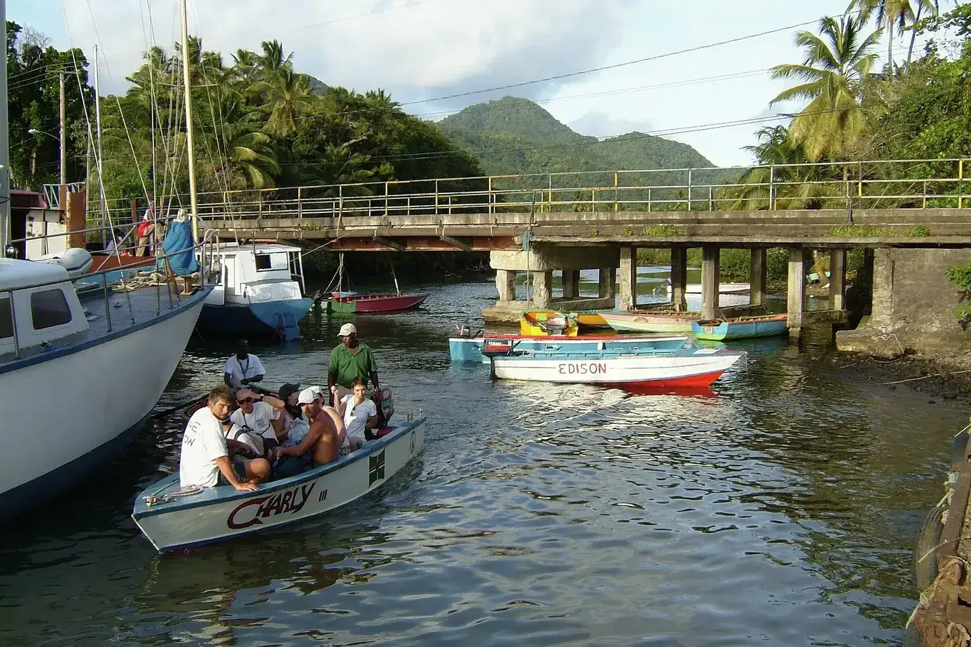 Pequenos barcos no rio Indian, em Portsmouth, Dominica