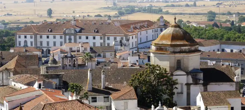 Whitewashed houses and terracotta rooftops in Évora with the Alentejo plain beyond